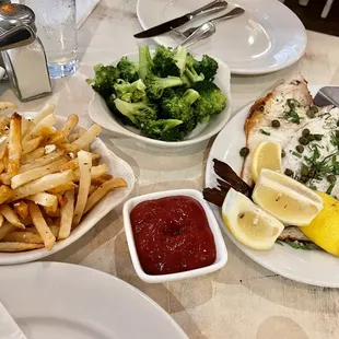 Dorado, broccoli, and Greek fries (sprinkled feta cheese). Delicious!!
