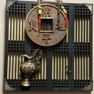 Ornament going to WC