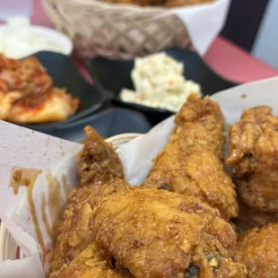 chicken wings and fried chicken, bbq chicken, fried chicken wings, food, fried chicken, poultry, chicken, chicken wings, bbq wings