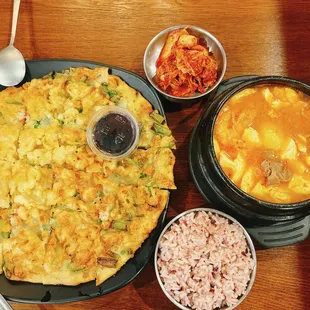 Seafood cake &amp; Tofu soup