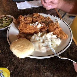 Excellent fried chicken, reasonable prices and great service!