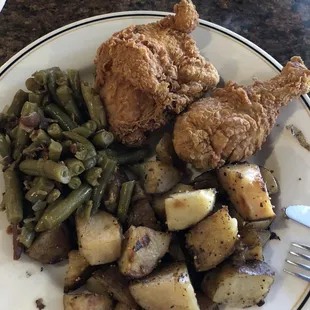 Fried chicken with German potatoes and green beans