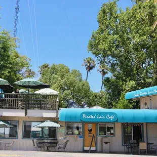Cafe with indoor and ooutdoor seating!