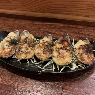 a platter of steamed clams