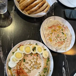 Hummus with Egg