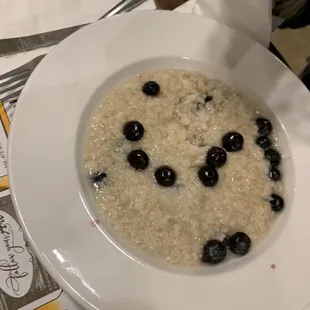 Oatmeal with blueberries