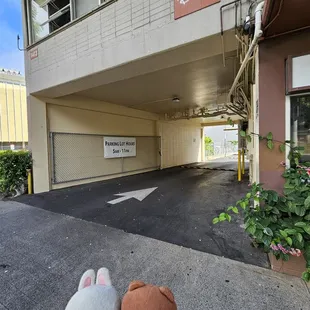 Enter the parking lot (behind the restaurant) through this entry