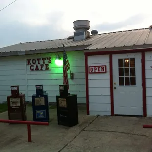 Kott&apos;s Cafe