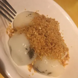 Sesame Glutinous Balls w/ Crushed Peanuts (5)