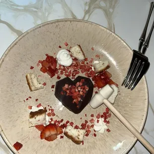 Broken heart Club : chocolate shell with dark chocolate mousse with pieces of fresh strawberries and tiny cubes of angel food cake 10/10