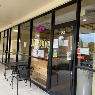 the outside of a restaurant