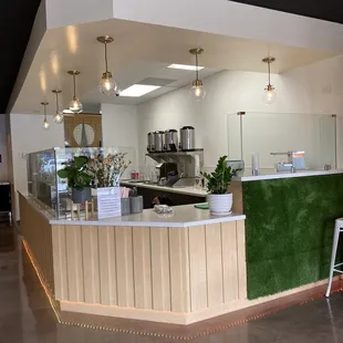 Cute store front! Contactless order/Apple Pay at the front. If you order by phone, you'll need to pay with card/cash in the back!