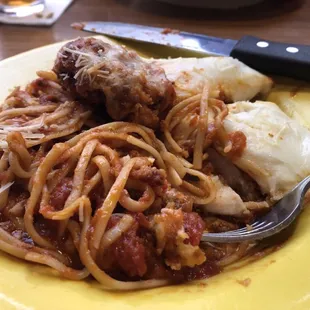 a plate of spaghetti and meatballs