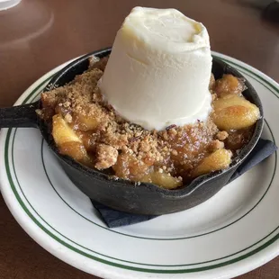 Apple crumble a la mode