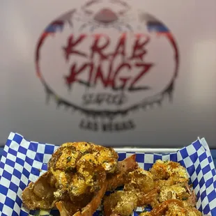 a tray of fried chicken wings