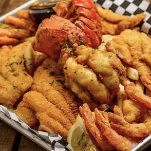 a tray of fried shrimp and crab