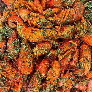 a plate of cooked craws