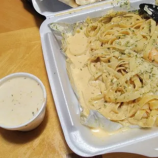Bland Last minute pasta swimming in water with a Teaspoon of Alfredo Sauce