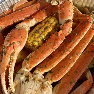 @roxysgoodeats Ragin Cajun Leglicious ~ 2 clusters of snow crab, whole sausage, egg, corn, on a bed of gold potatoes