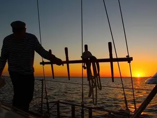 Olde World Sailing Line