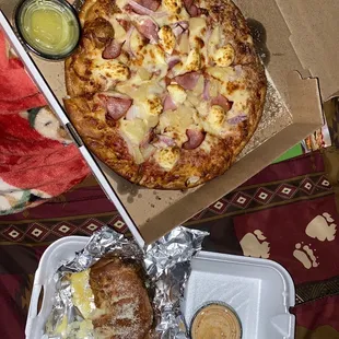 The best pizza around! I got a pizza roll and the Hawaiian with cream cheese.