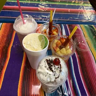 Mangonadas, Vado de Mango, Fresas con Crema, Elote, y Licuados Fresa