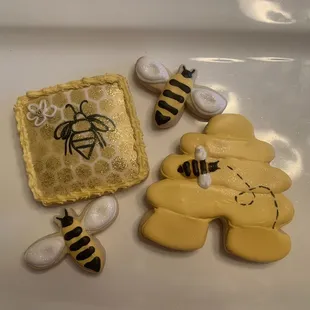  cake with a bee on it