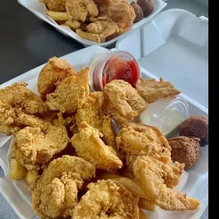 food, chicken wings and fried chicken