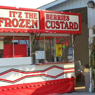 it&apos;s the berries frozen custard