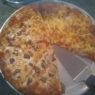 Medium pizza with pepperoni and half mushroom.