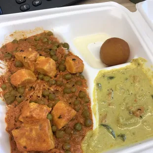 a tray of curry and a fried egg