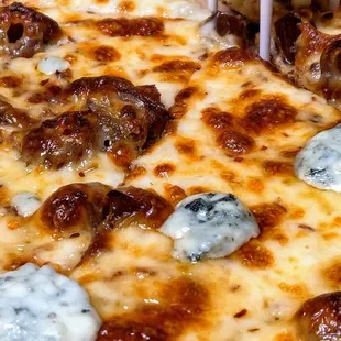 When they get it right it&apos;s great, when they don&apos;t it&apos;s not. Crust was impossibly chewy...