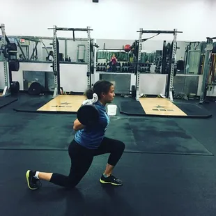 A client going up and up in her lunge weights