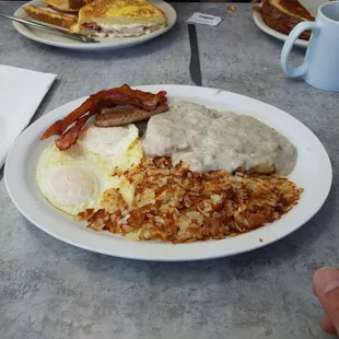 a plate of breakfast food