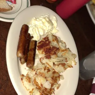 a plate of breakfast food