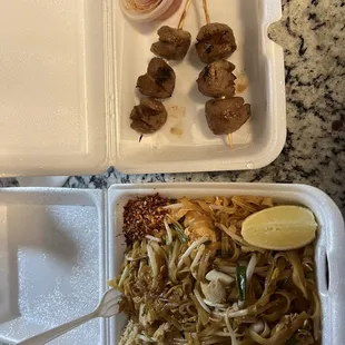 6 Piece Thai Meatballs Pad Thai