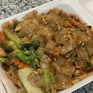 (Drunken Noodles) Pad Sa Eew with pork