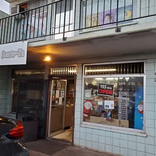 K's Bento-Ya opens super early (I think 5:00 AM), as I was here @ 7:00 AM.