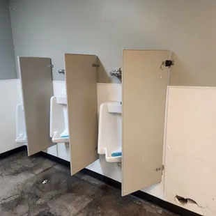 Dirty broken bathroom!