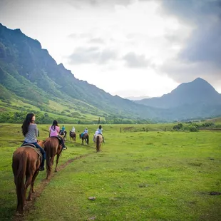 1 &amp; 2-hr Horseback tours into Ka`a`awa Valley