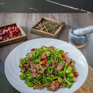 小炒黄牛肉 Stir fried beef w. cilantro