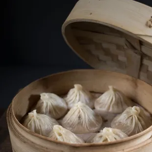 小笼包 Pork soup dumplings