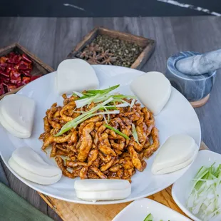 京酱肉丝 Stir fried pork peking style