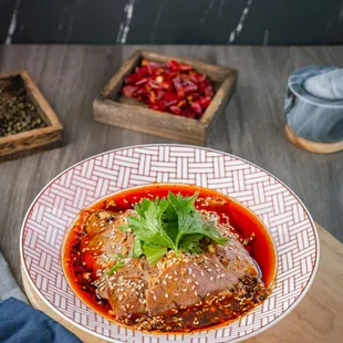 夫妻肺片 Sliced beef w. chili sauce