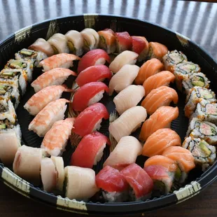 Party Tray B: (Togo only, order min. 2hrs in advance)
20 pcs Nigiri, Rainbow Roll, Beautiful Lady's Roll, Unagi Roll & California Roll.
$110
