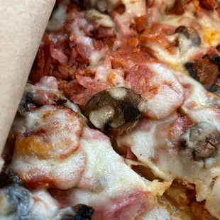 Pepperoni, sausage, linguiça, mushrooms they forgot the olives. :(