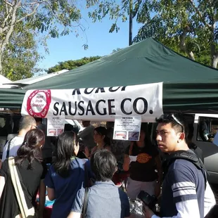 Kukui Sausage Co. cooking 'em fresh at the KCC farmer's market.