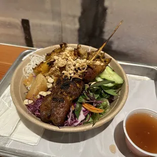 Winter special: noodle bowl with shrimp, egg roll and pork