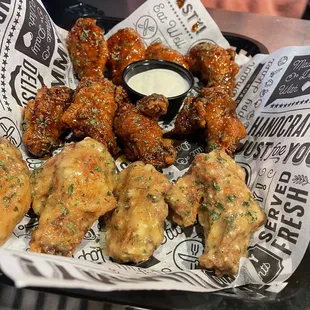 a tray of fried chicken wings