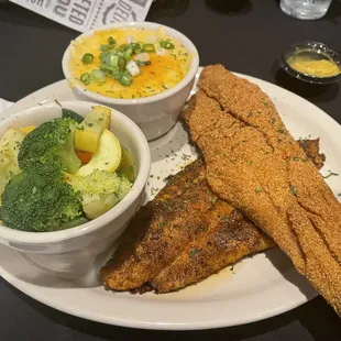 Catfish, cheesy grits , and veggies